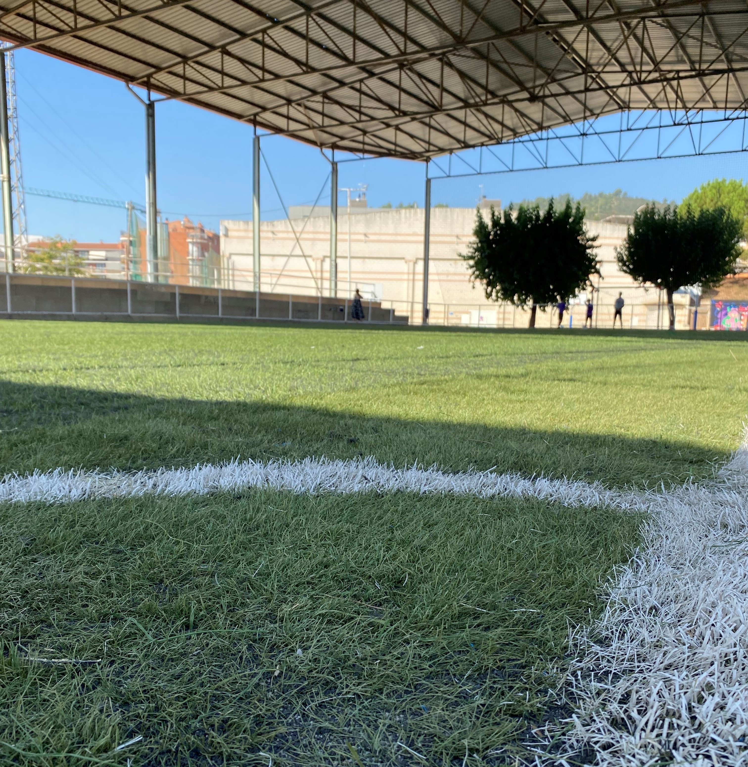 Sallent reutilitza l??antiga gespa del camp de futbol municipal 